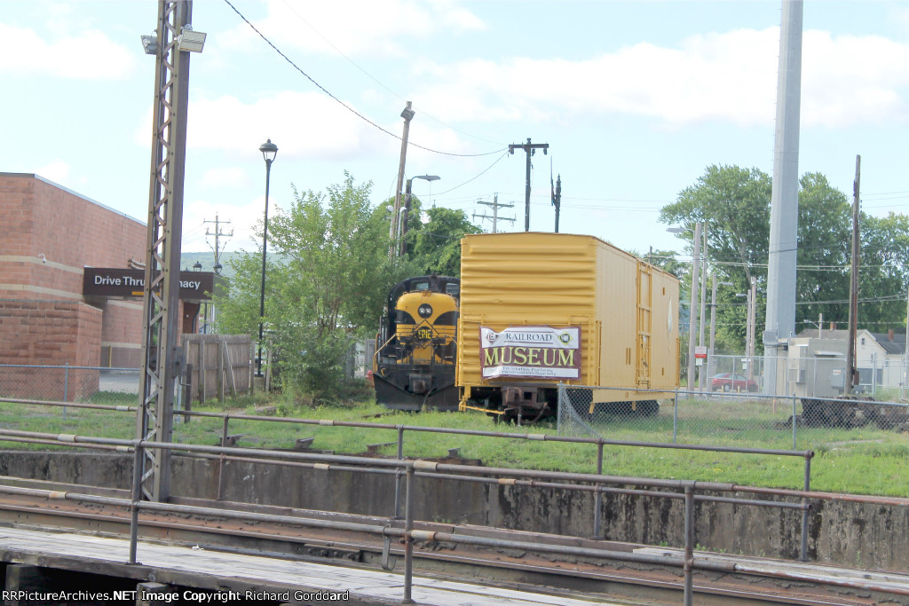Port Jervis Turntable a boxcar and a RS3